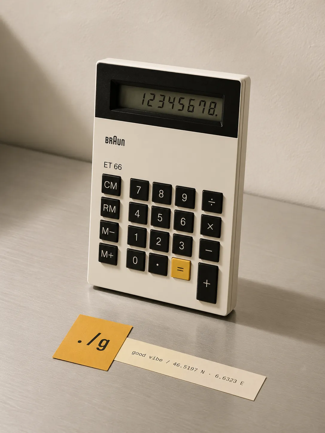 Calculatrice Braun ET 66 en nature morte, sticker jaune