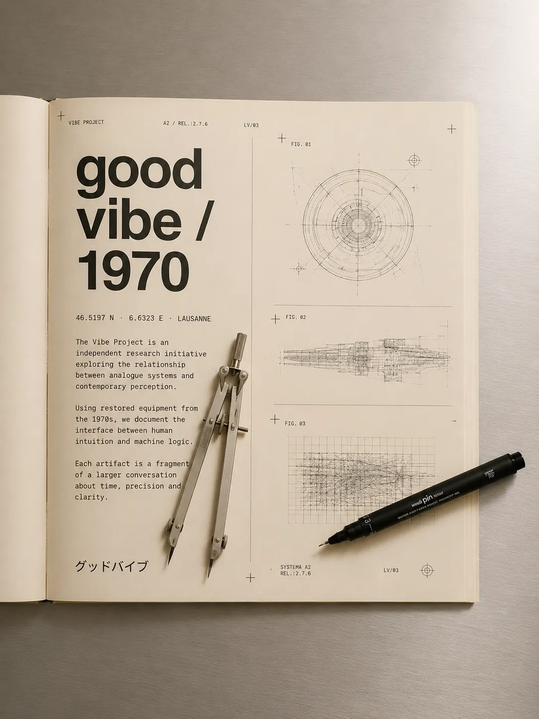 Spread éditorial good vibe 1970 posé sur une table en aluminium brossé, avec un compas et un stylo technique